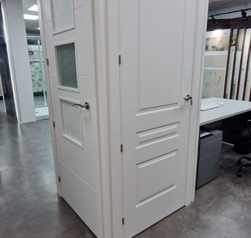 Exposición de puertas de madera