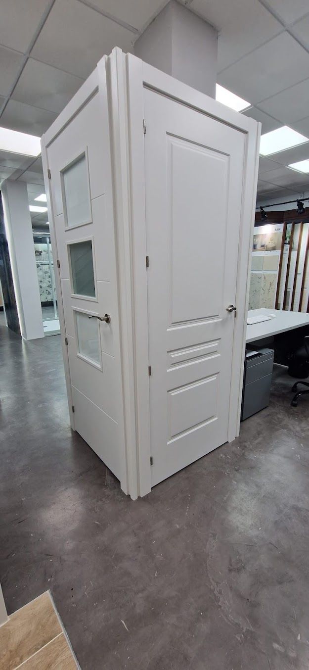 Exposición de puertas de madera